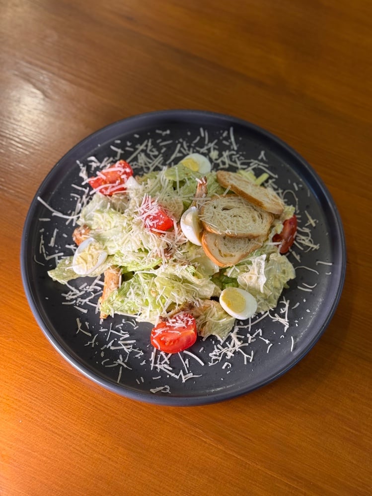 Цезар з куркою та беконом