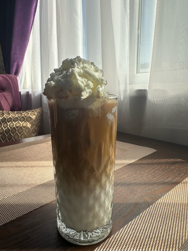 Холодний латте з морозивом 