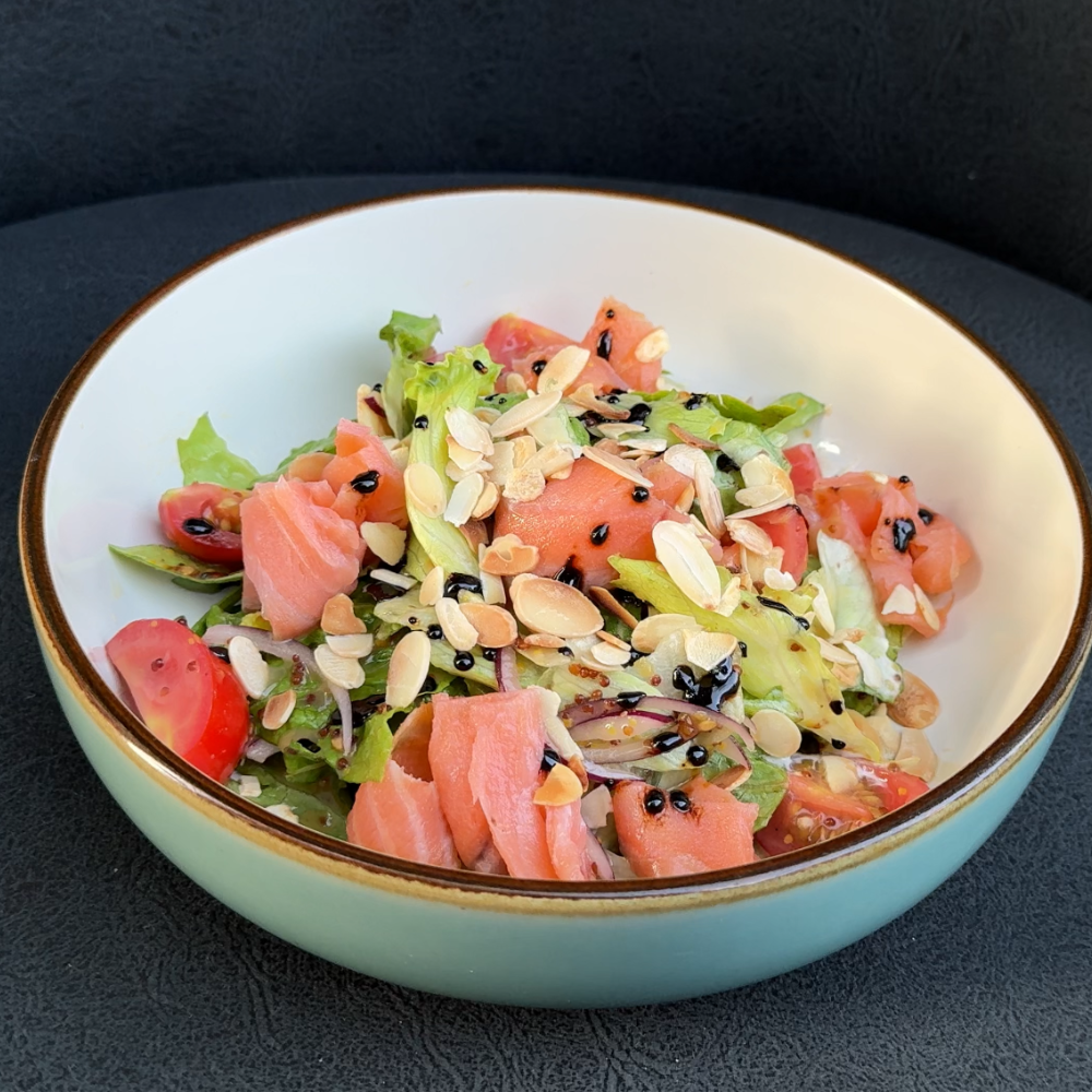 Salad with smoked salmon and honey mustard sauce (Салат с копченым лососем и медово-горчичной заправкой)