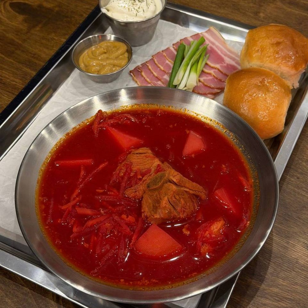 БОРЩИК ІЗ САЛОМ, ПАМПУШКАМИ І САМОГОНОМ