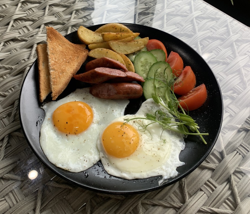 Яєчня з ковбасками та овочами.