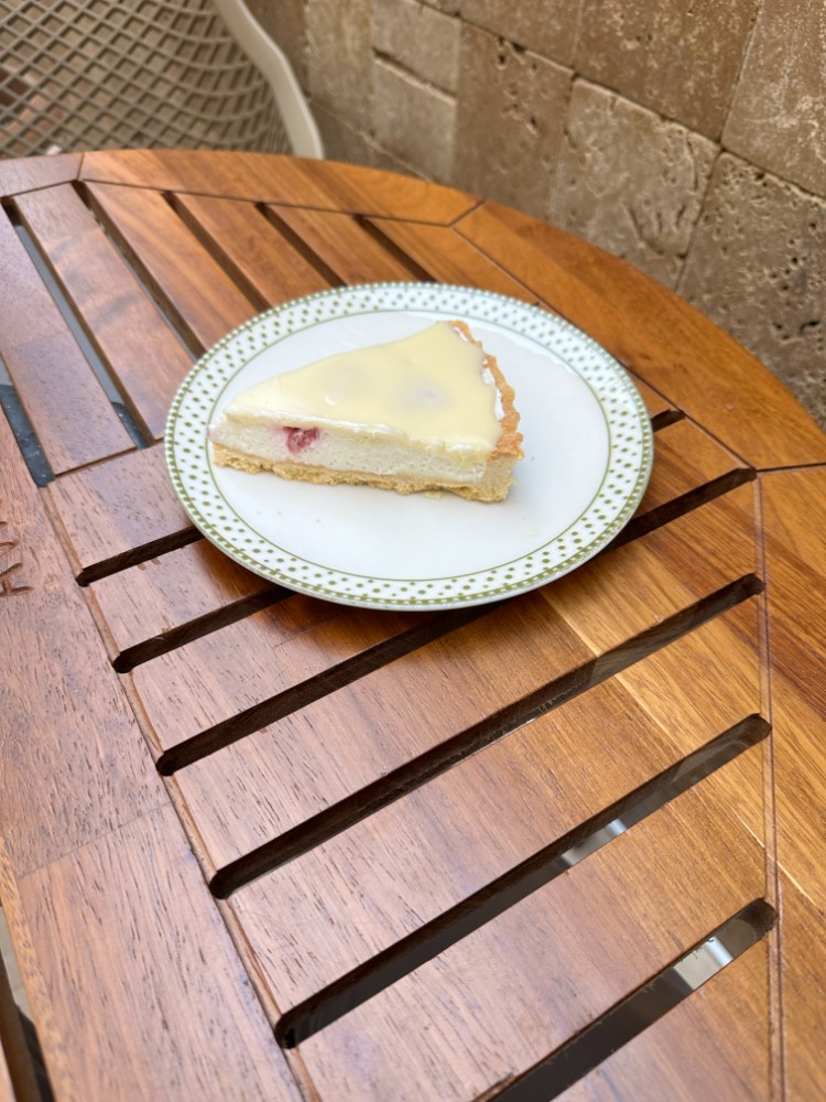 Raspberry tart with white chocolate
