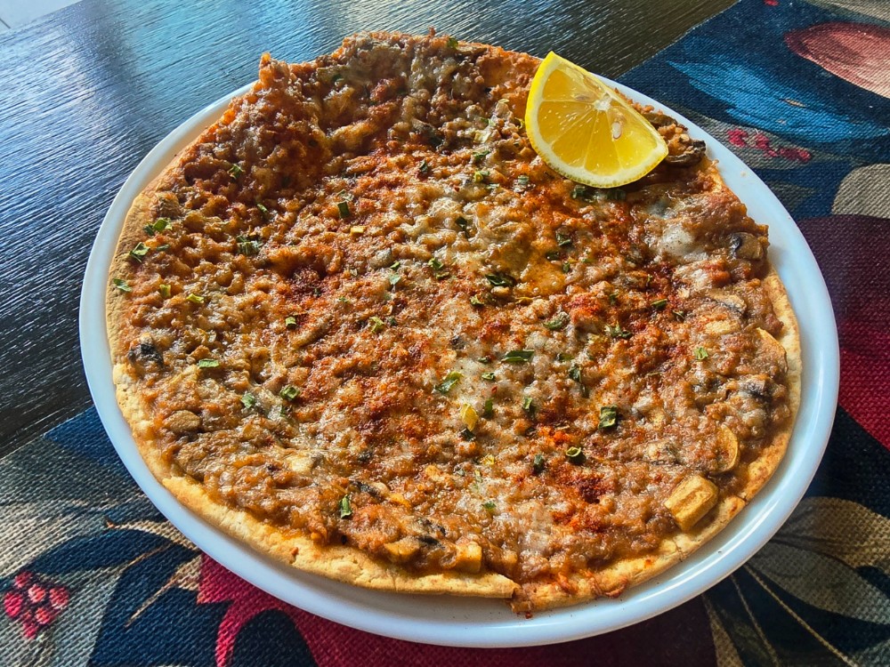 Лахмаджо з сиром та грибами
