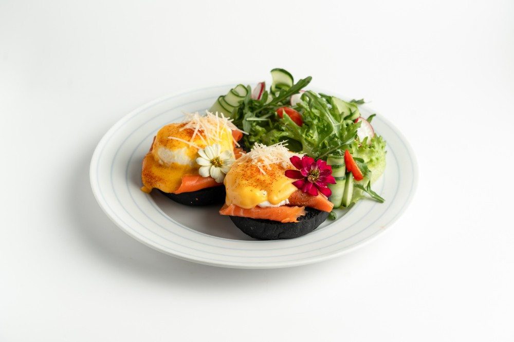 Eggs Benedict Avocado & Salmon