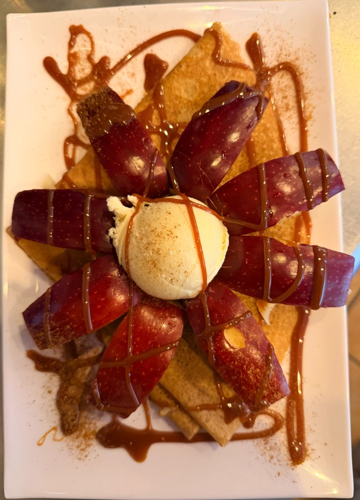 Crepa con manzana roja, cajeta y helado