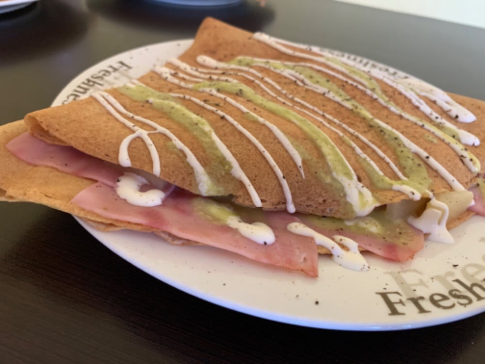 Crepa Hawaiana (Manchego, Jamon pavo, piña y aderezo)