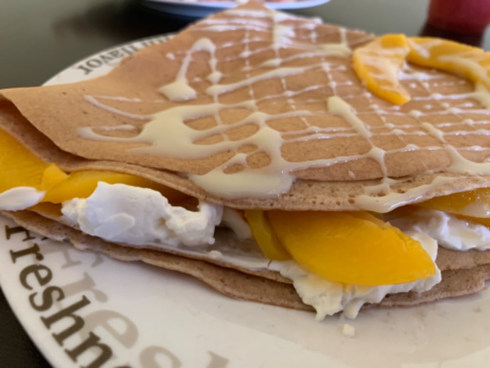 Crepa con duraznos y phil.