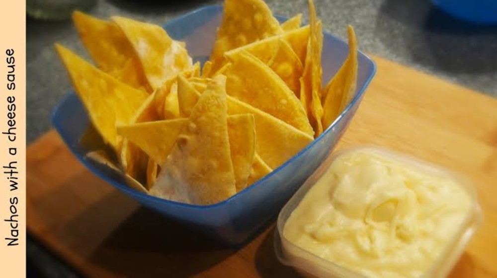 Nachos cu sos de branza (Начос з сирним соусом)