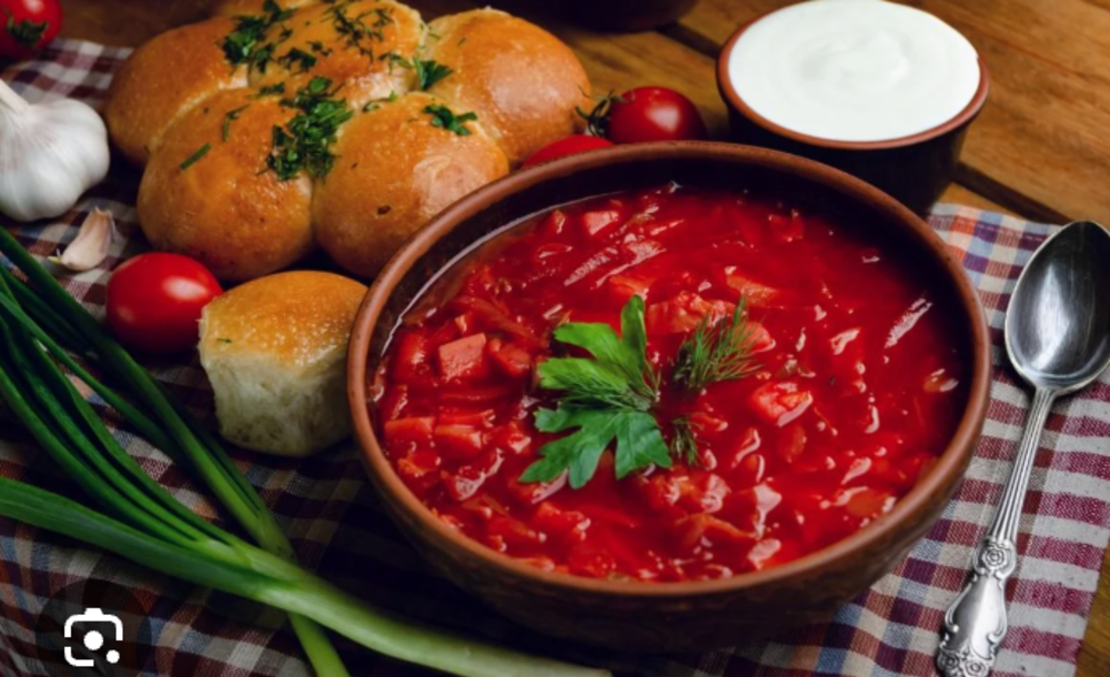 Борщ з пампушками та салом