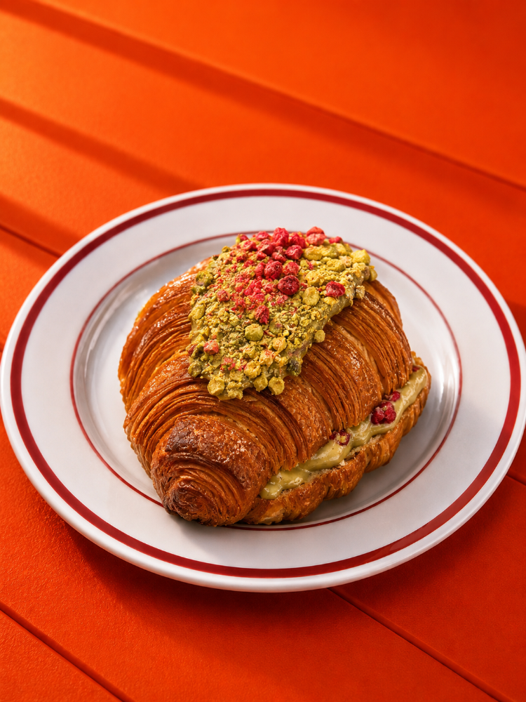 Croissant z pistacjami i malinami