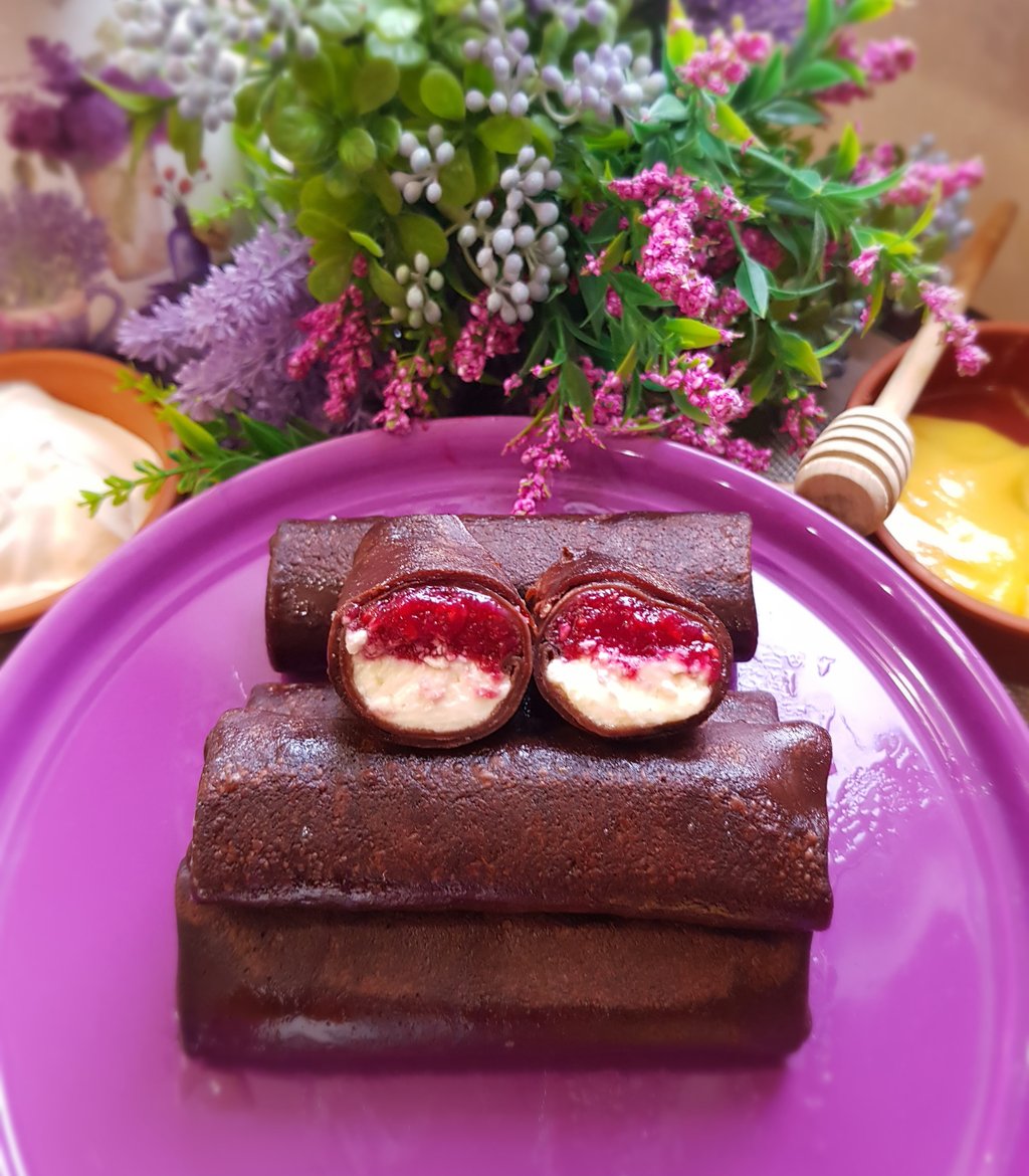 Млинці сир, малина