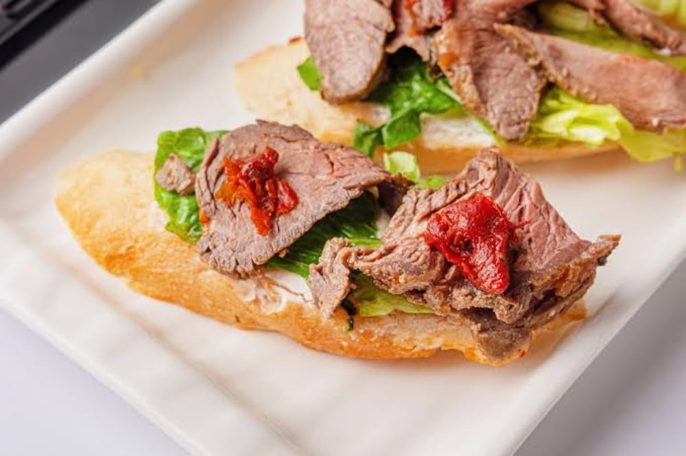 Брускетта с ростбифом (6 шт) НГ/ Bruschetta with roast beef NY