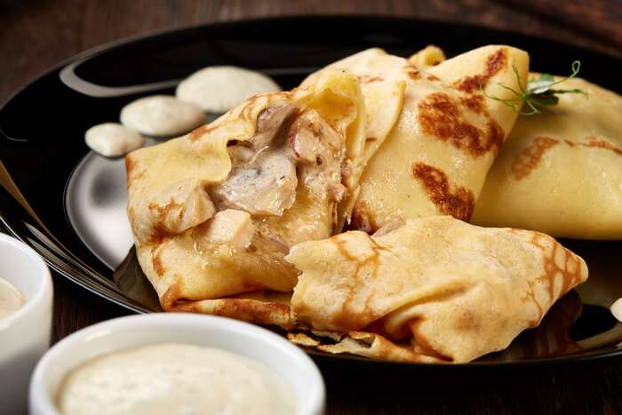 Млинці з курочкою, грибами та сиром