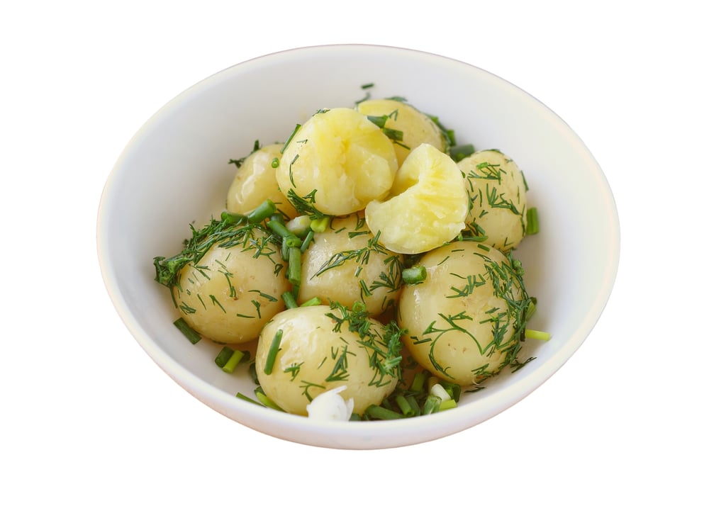 Відварна молода картопля з кропом