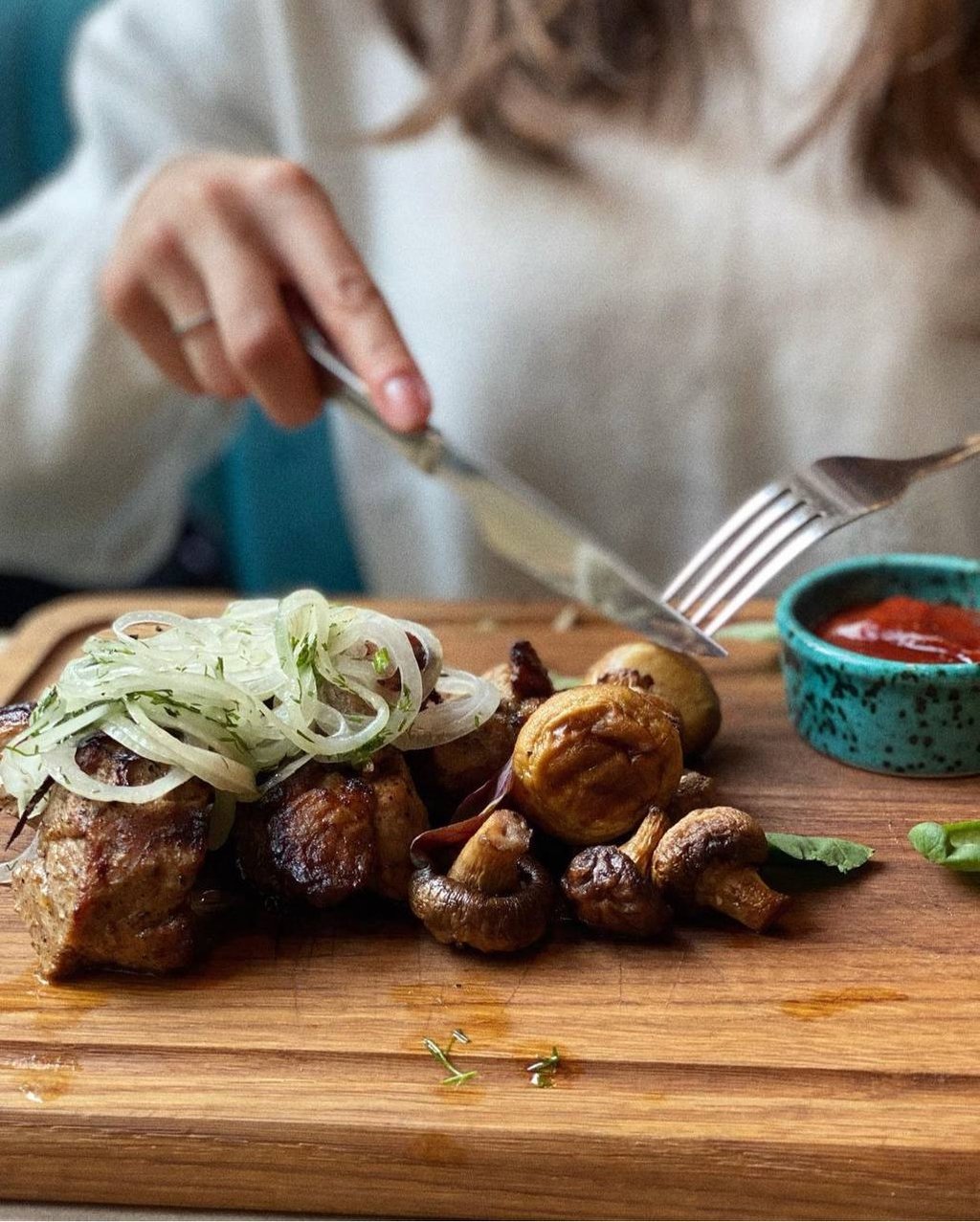 Шашлик зі свинини з печерицями та соусом BBQ (250/100/50г)