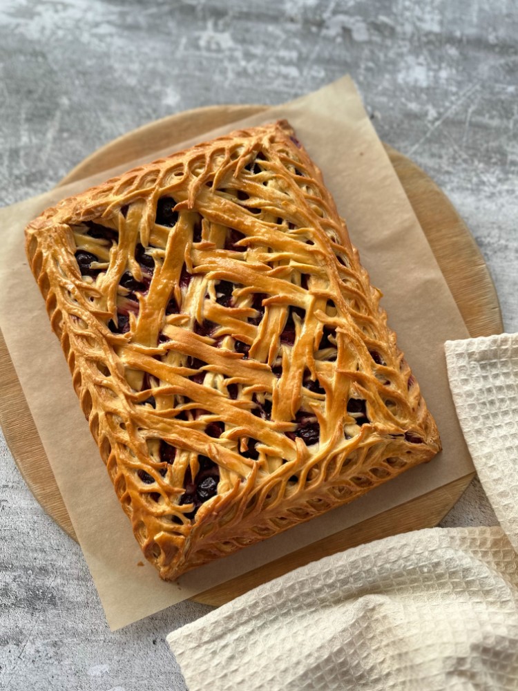 Пирог с яблоками и вишней (1 кг.)