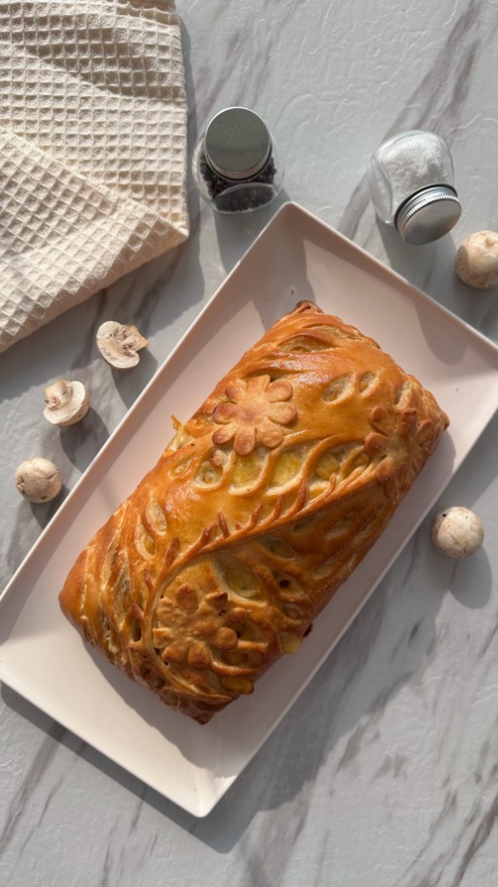 Пирог с курицей, шампиньонами и сыром (1 кг.)