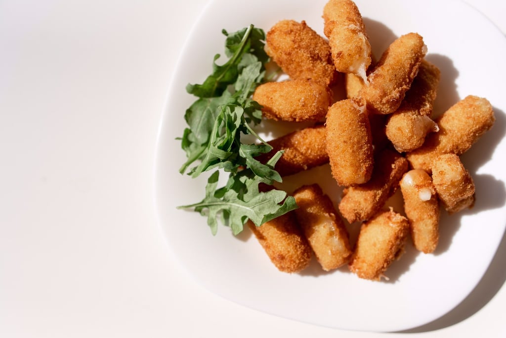 Сирні палички з ягідним соусом