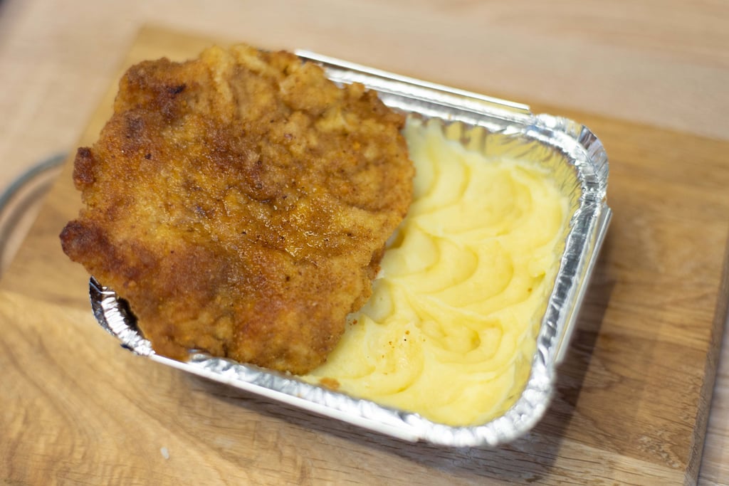 Котлета зі свинини з макаронами у томатному соусі (260 гр.)