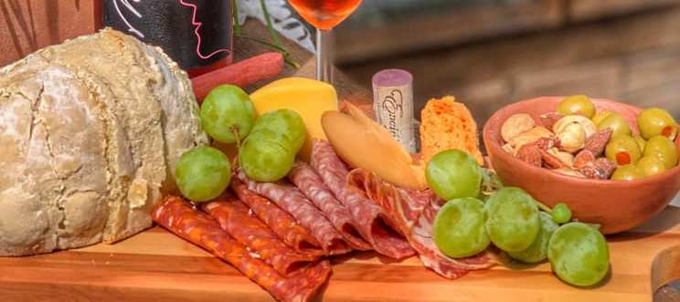Tabla Grande (3 quesos,3 carnes frias, pan artesanal, fruta, aceitunas, nuez, chocolate)