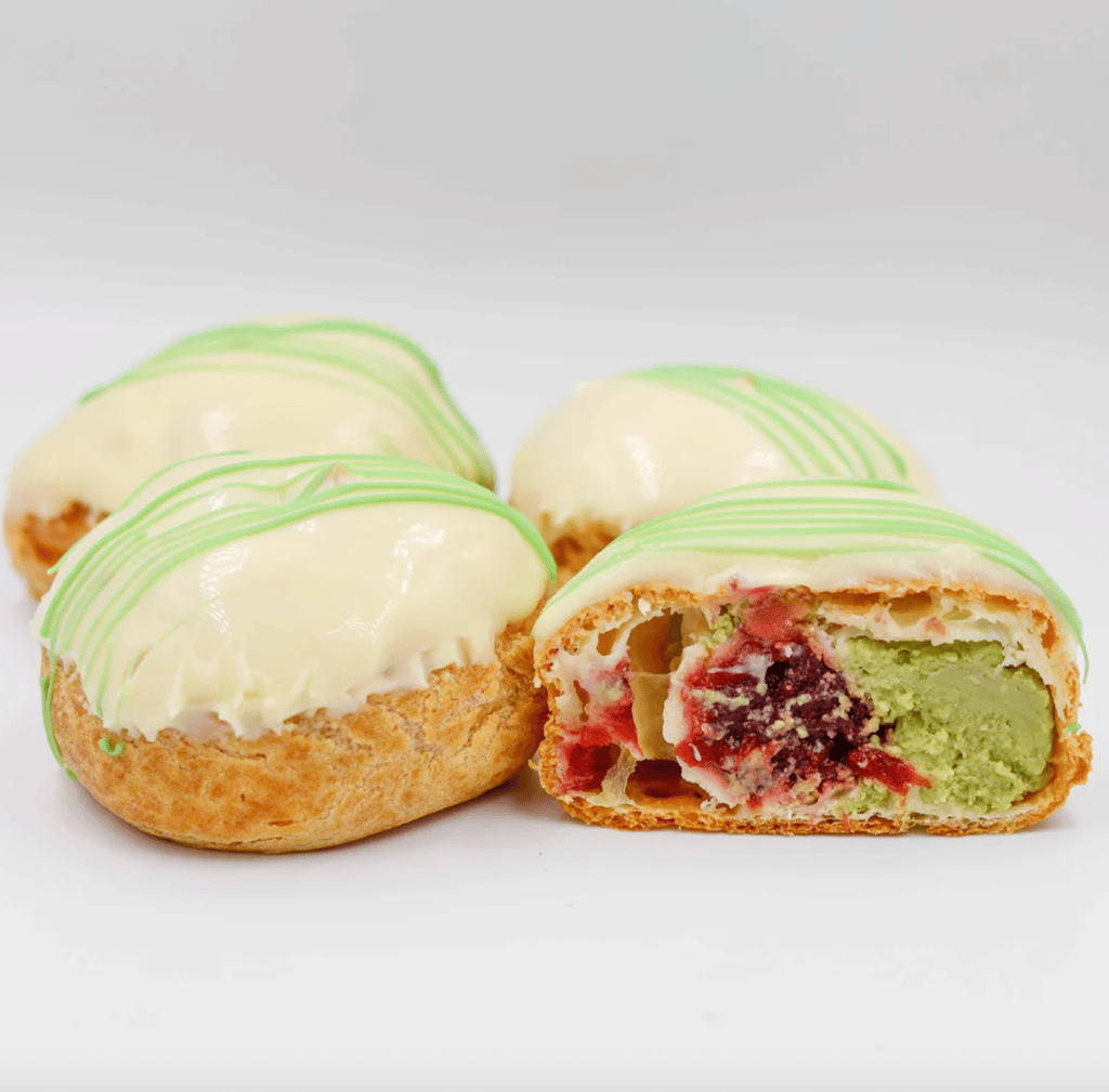 CAKE BALL З МАТЧЕЮ, СОКОВИТОЮ ВИШНЕЮ ТА ВЕРШКОВИМ КРЕМОМ (4 ШТ.)