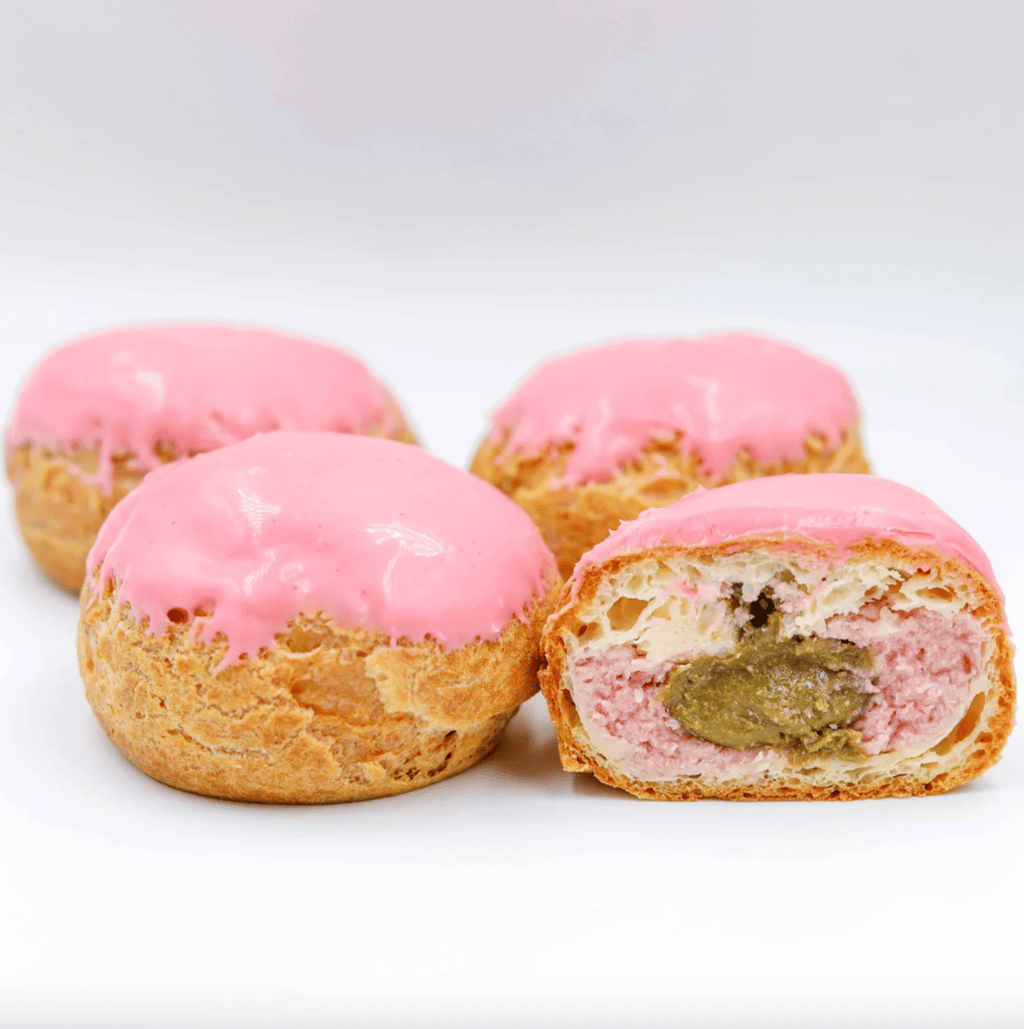 CAKE BALL З ЕКСТРА ФІСТАШКОЮ, СОКОВИТОЮ МАЛИНОЮ ТА ВЕРШКОВИМ КРЕМОМ (4 шт.)