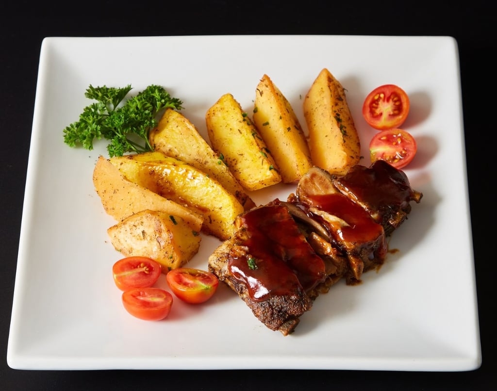 Ребра BBQ з печеною картоплею 