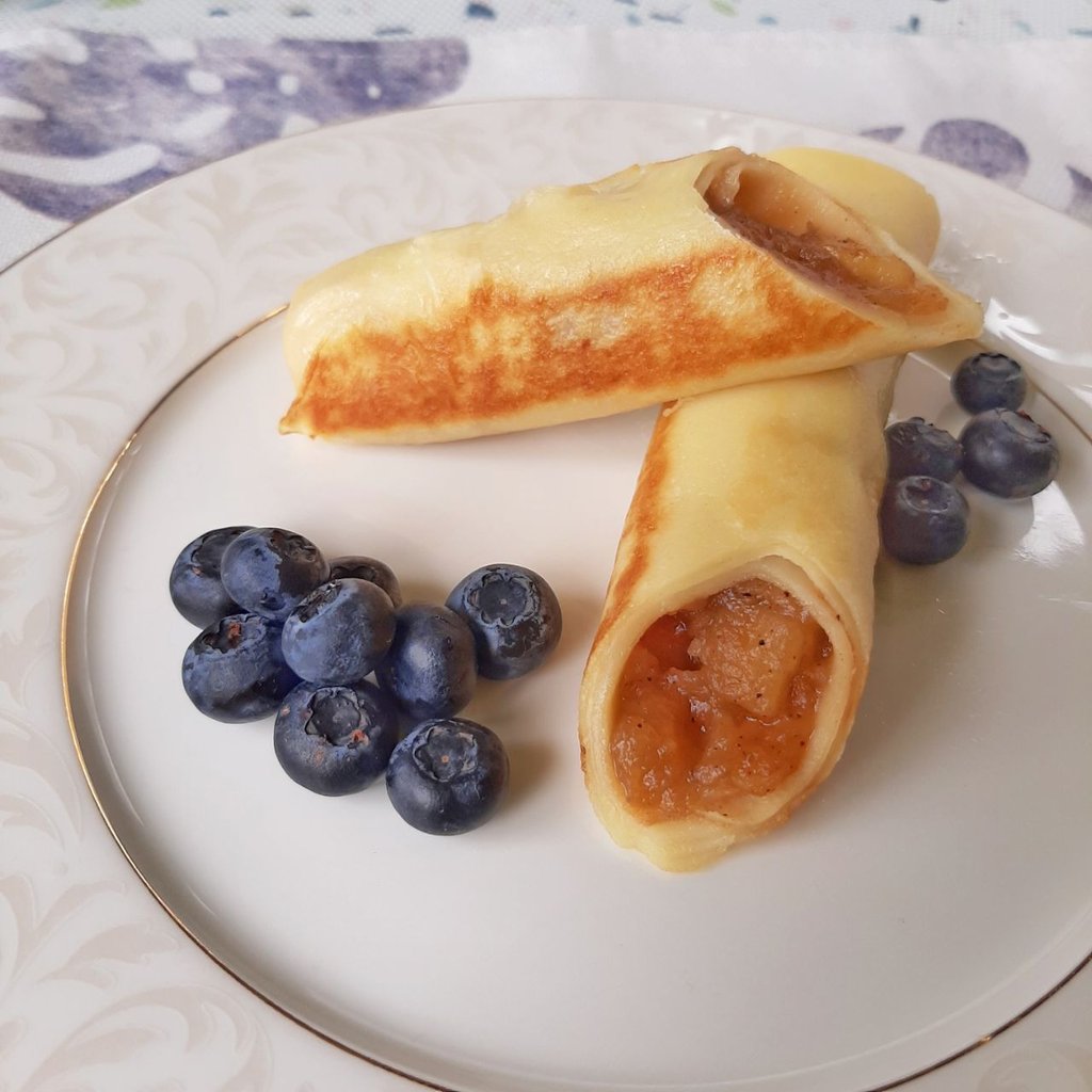 Млинці з карамелізованим яблуком