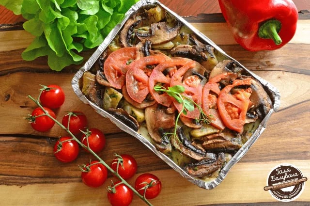 Пательня з куркою, помідорами та грибами