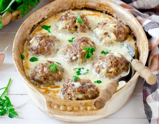 Тефтельки курячі в соусі «Бешамель»