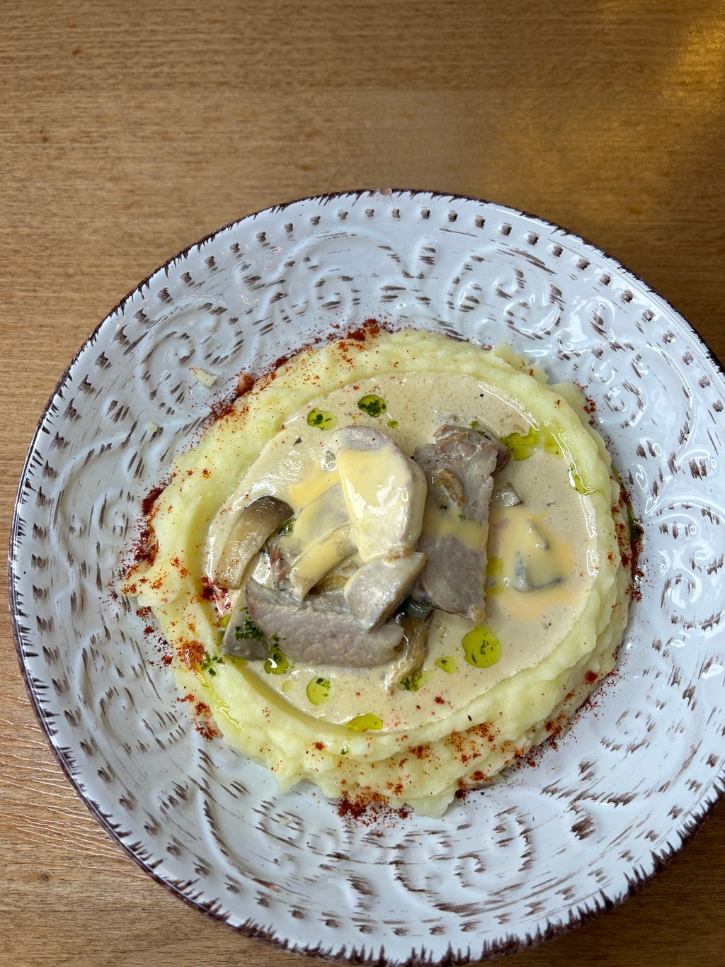 Курка з грибами під сирним соусом