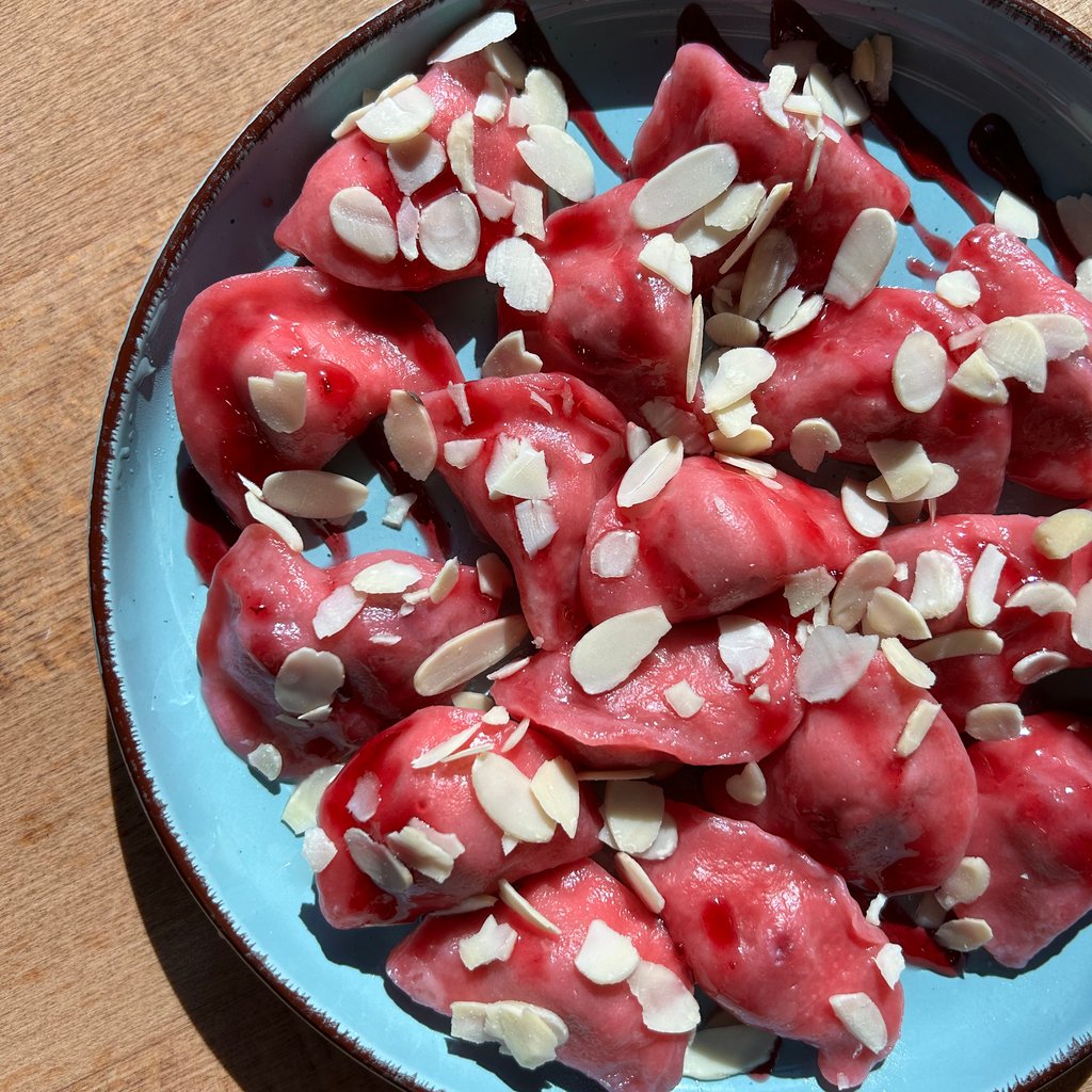 Вареники з вишнями та мигдалевими пластівцями