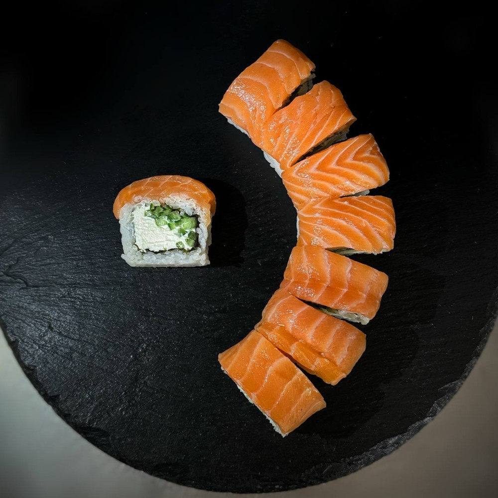 Ролл Філадельфія з копченим лососем XL / Roll Philadelphia with smoked salmon XL 375г