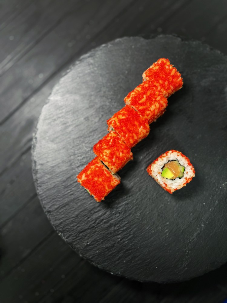 Рол Каліфорнія з лососем в ікрі тобіко / California roll with salmon in tobiko caviar 200 г