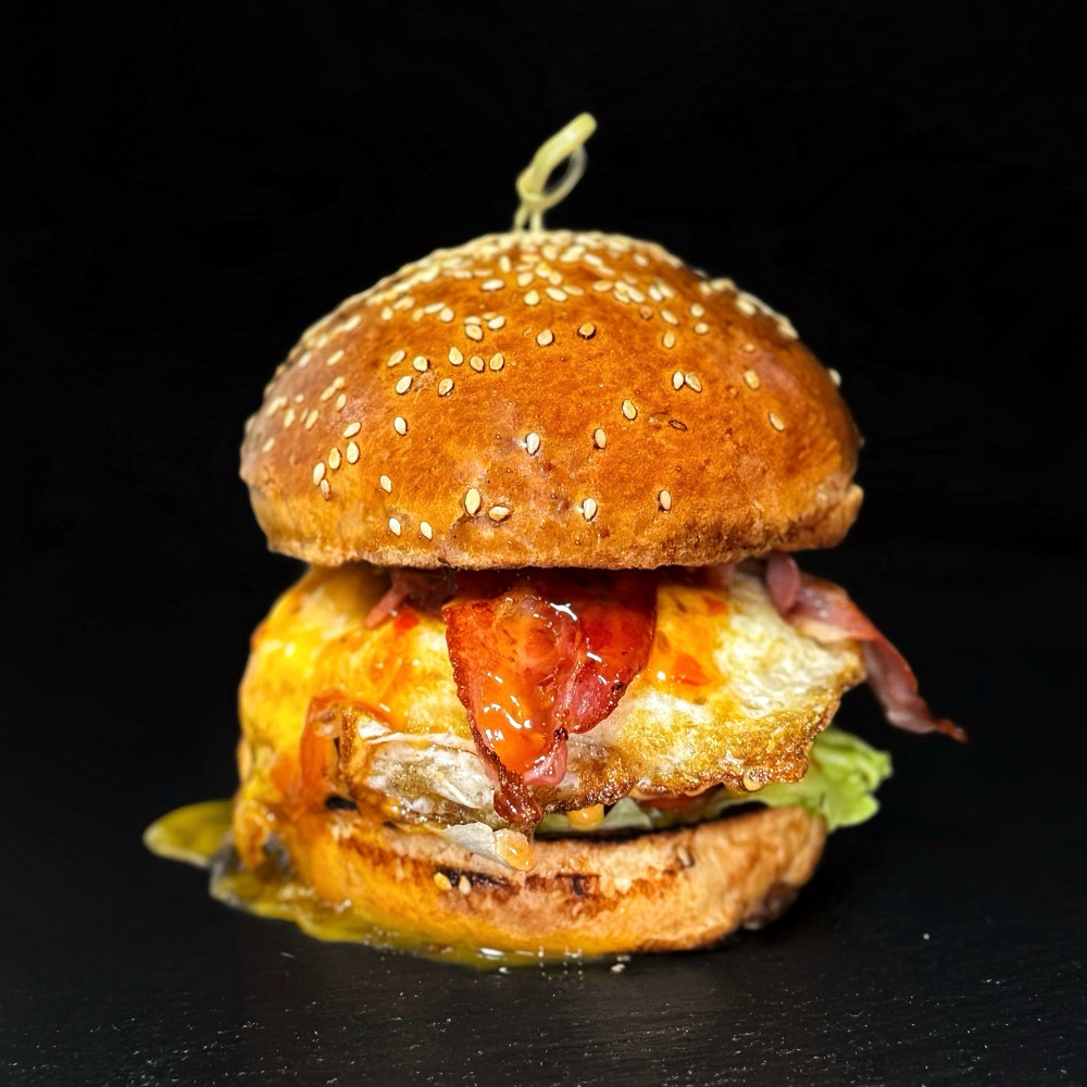 Бургер з яловичиною яйцем та беконом/ Burger with veal, egg and bacon 320 г