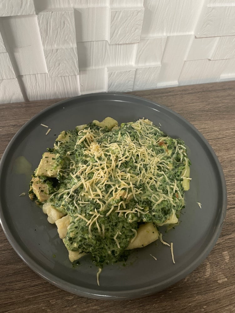 Ньйоки з курячим мясом в шпинатно-вершковому соусі