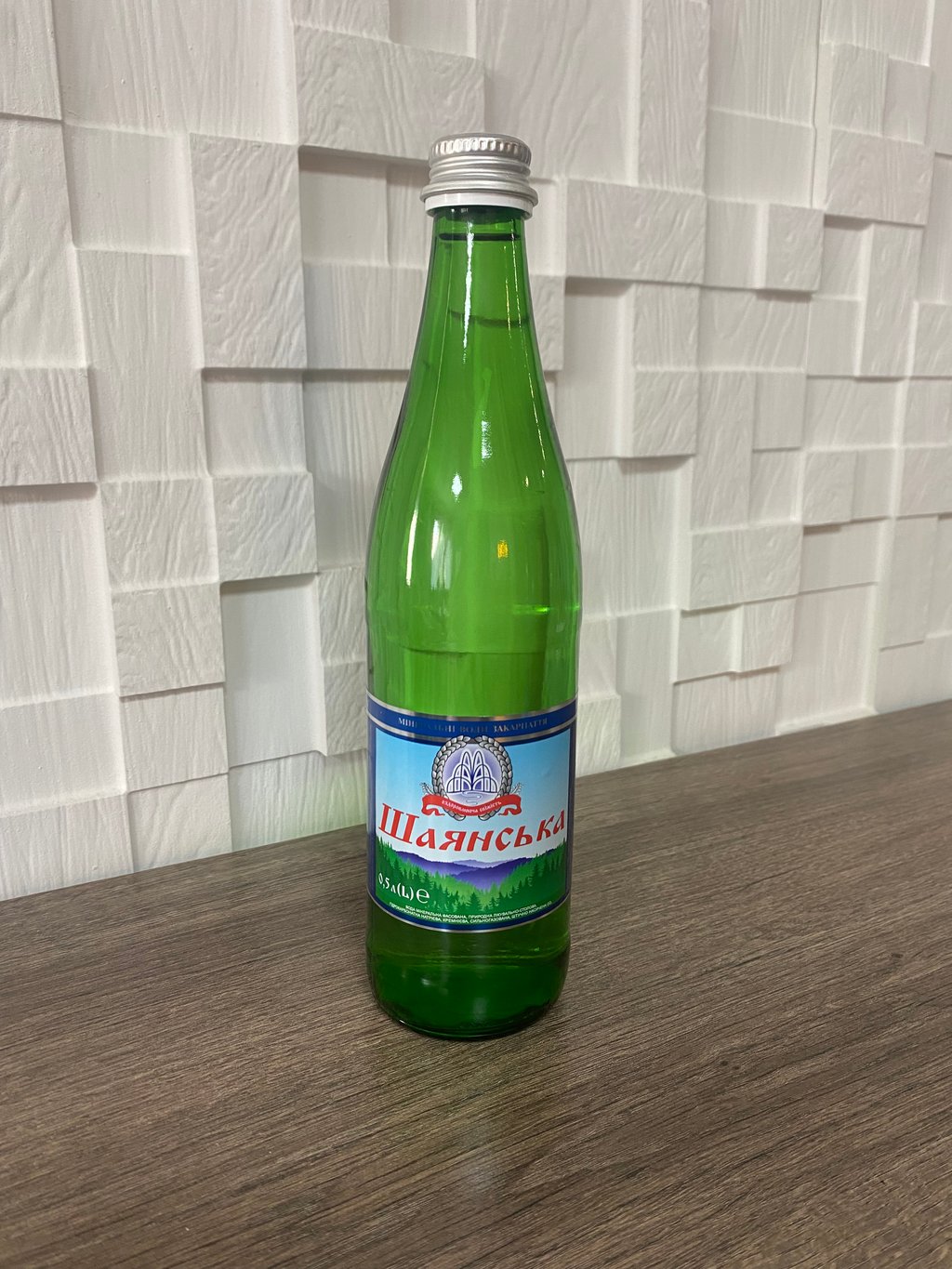 Мінеральна вода скло
