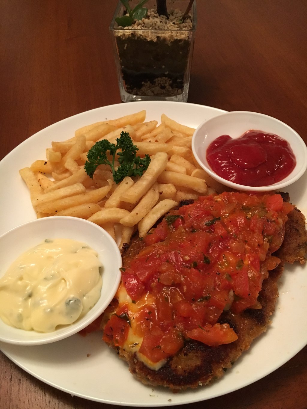Pollo a la Parmesana con Papas y Ensalada