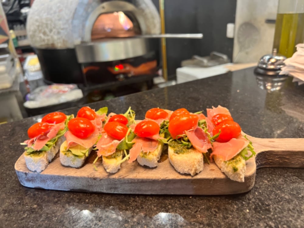 Bruscheta Pomodoro con Prosciutto