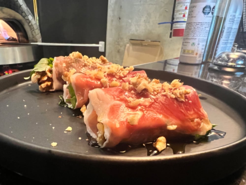 Rotoli de Jamón Serrano, Manzana y Queso Brie