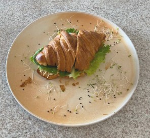 Croissant Huevo con Tocino