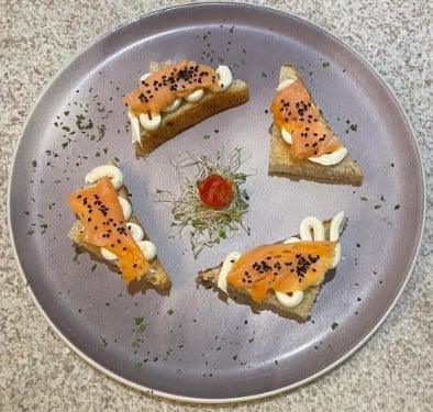 Toast de Salmon con aguacate