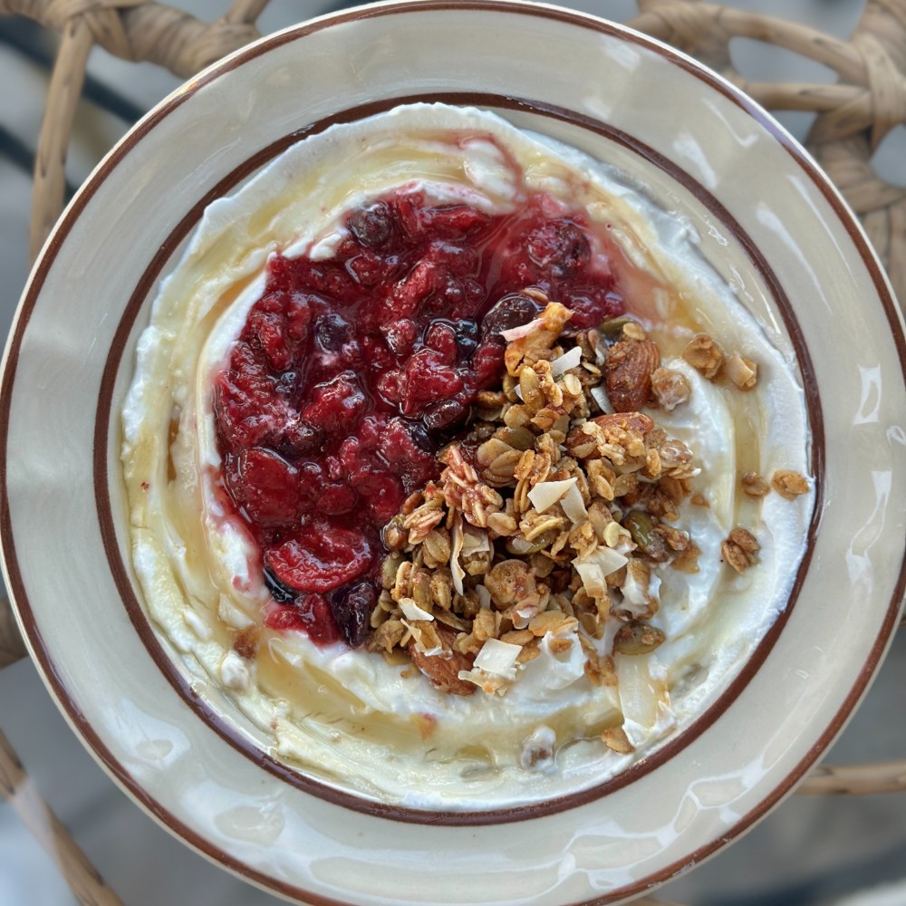 YOGURT CON GRANOLA