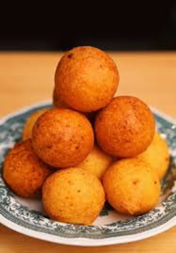 Сирні кульки з соусом