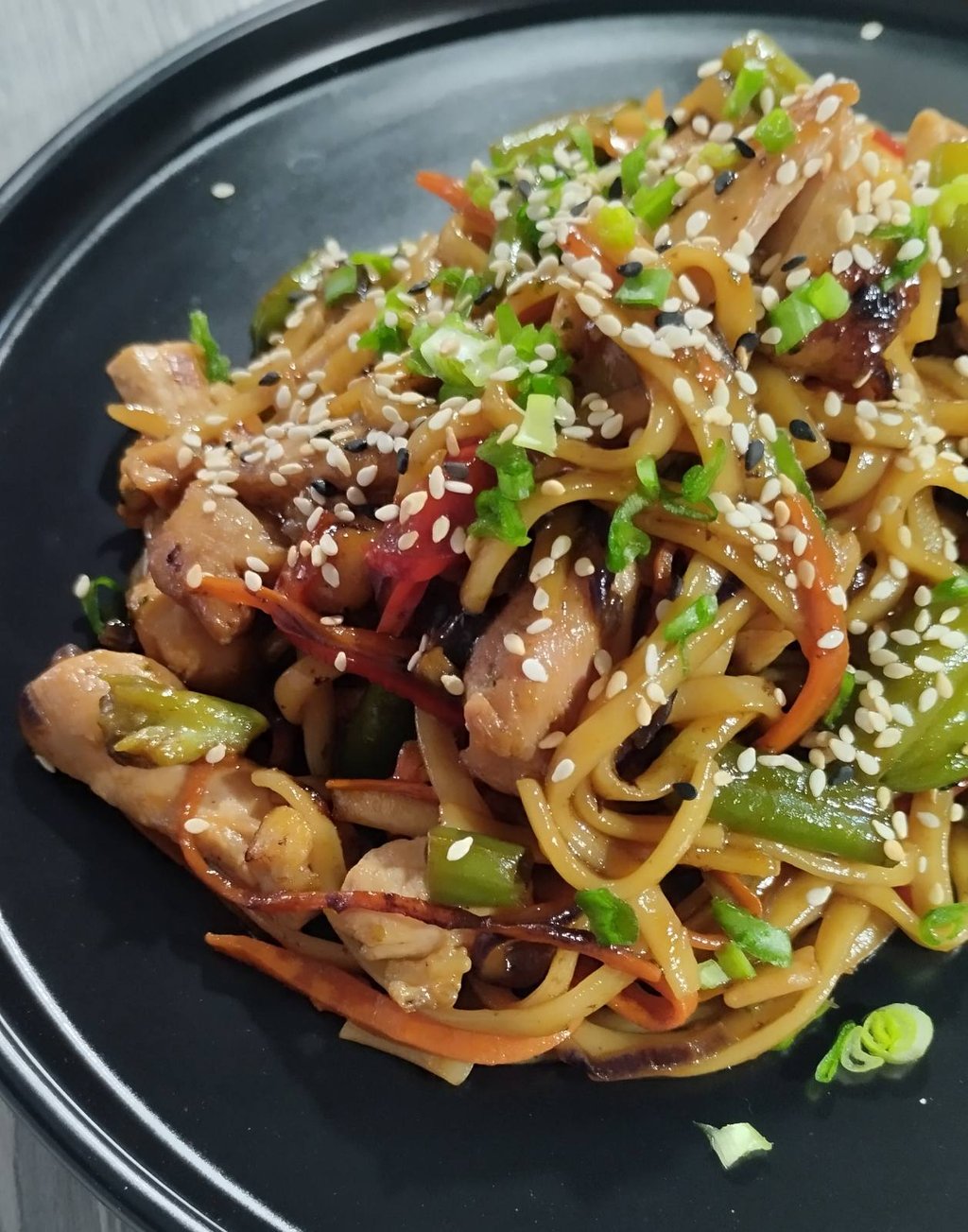 Локшина удон з куркою та овочами