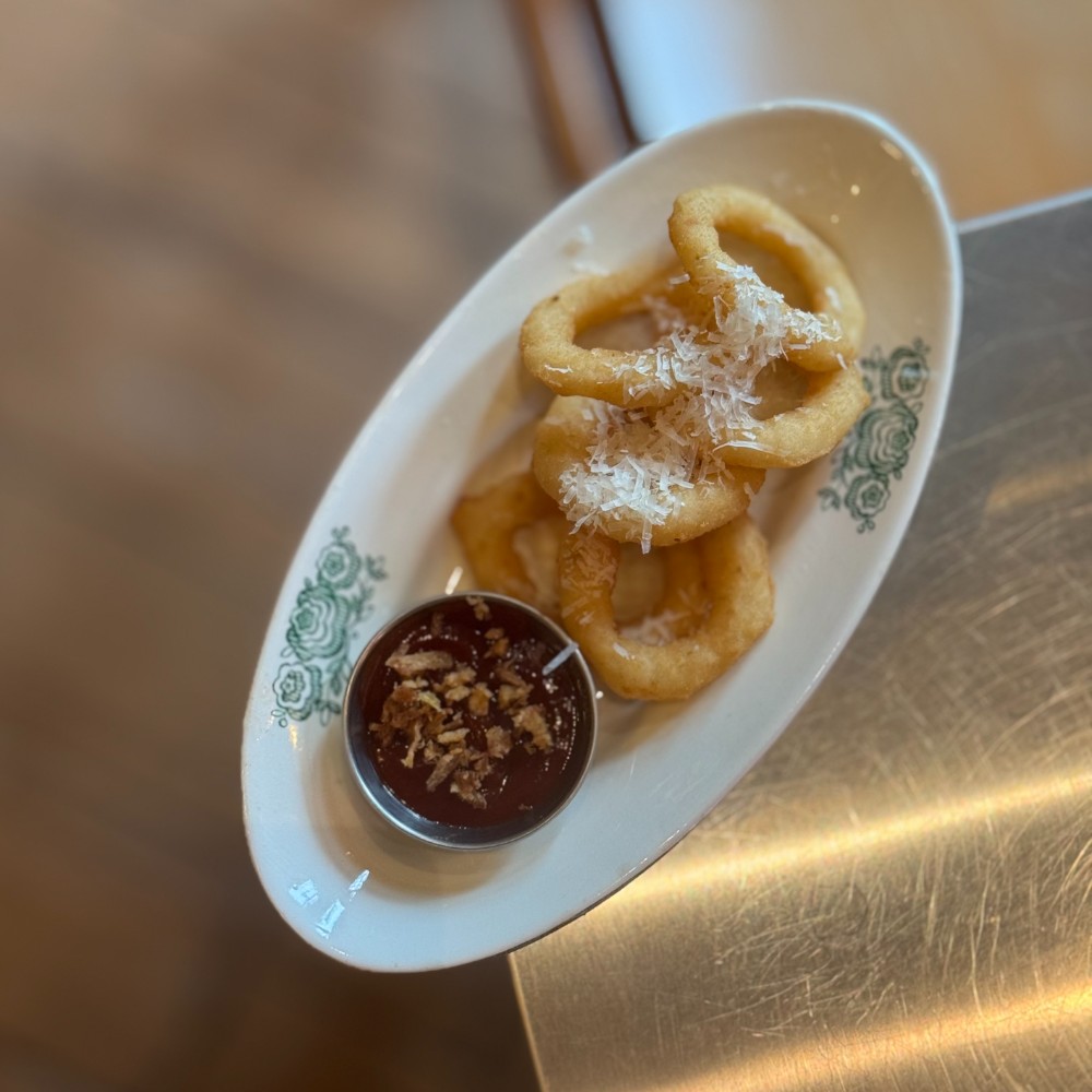 Цибулеві кільця з гострим соусом (150г)