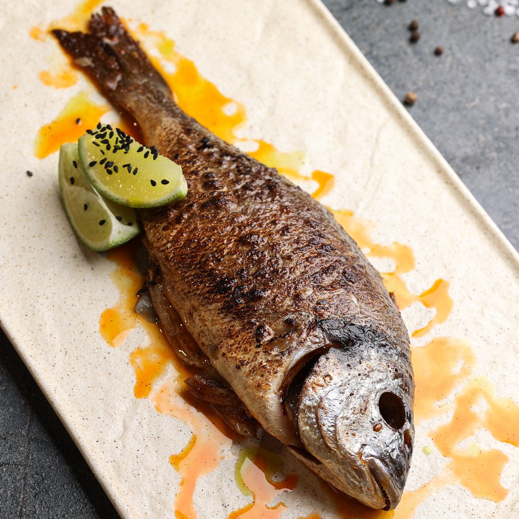 Дорадо у винному соусі