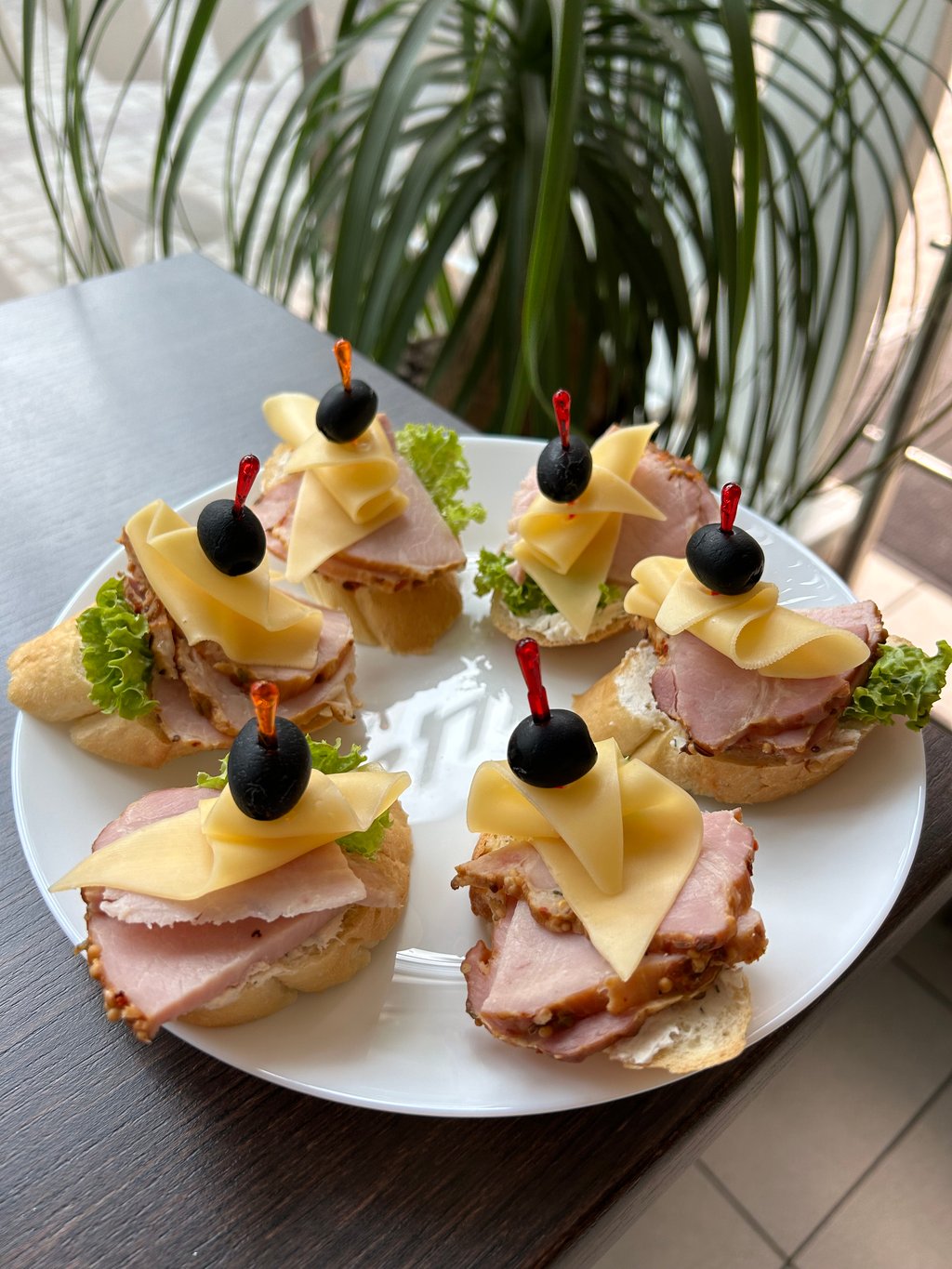 Канапки з сиром, шинкою, маслиною