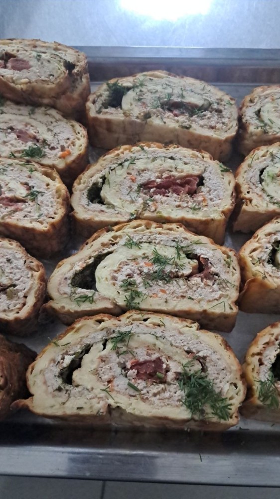 Рулет курячий в сирно-кабачковому омлеті, 100 гр