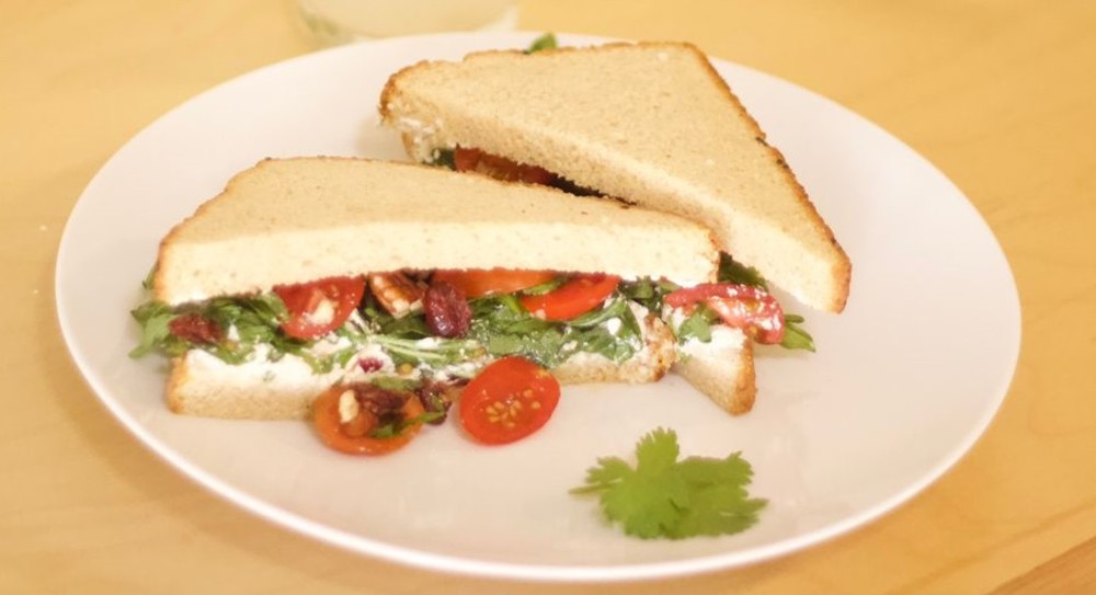 Sandwich ricotta y arugula